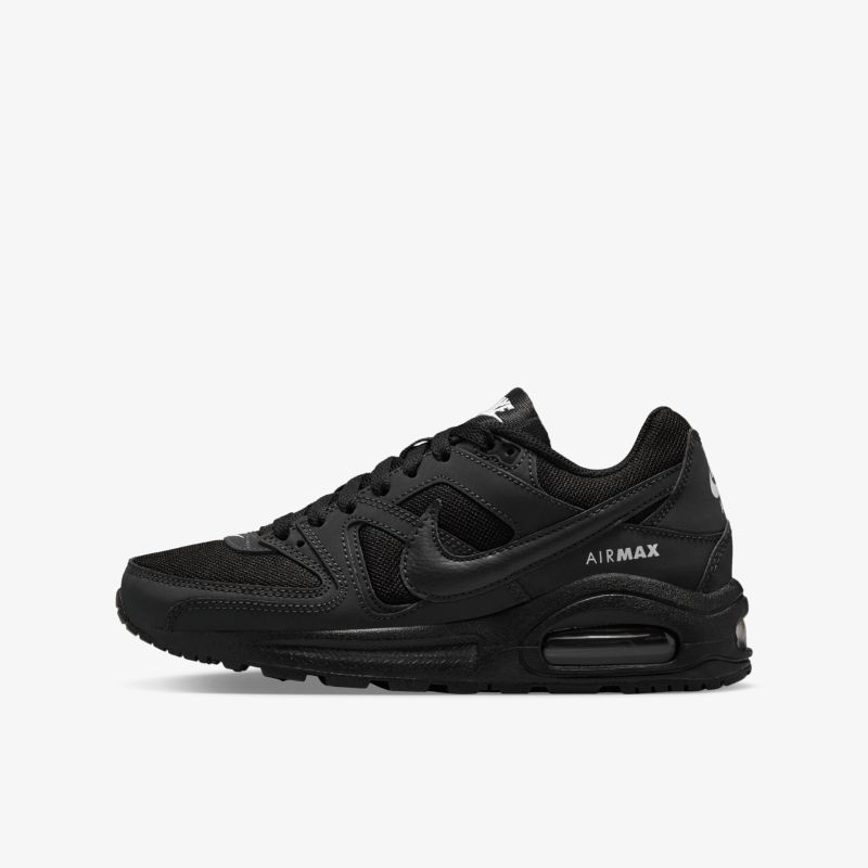 Schwarzer sportlicher Sneaker seitliche Ansicht mit gedämpfter Sohle und elegantem Design