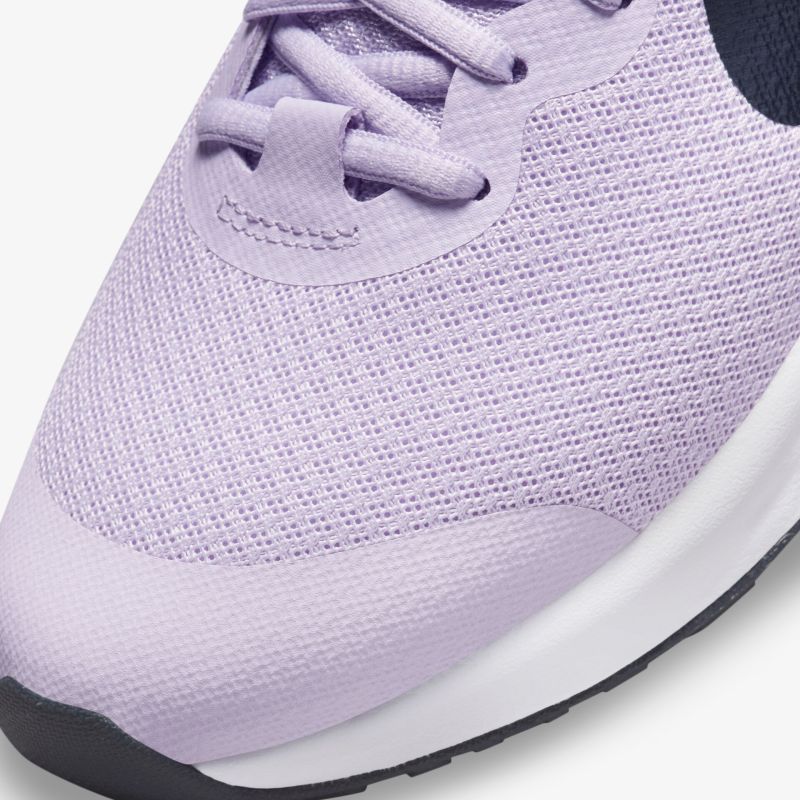 Moderner lilafarbener Schuh mit atmungsaktivem Material und leichtem Komfort für sportlichen Stil.