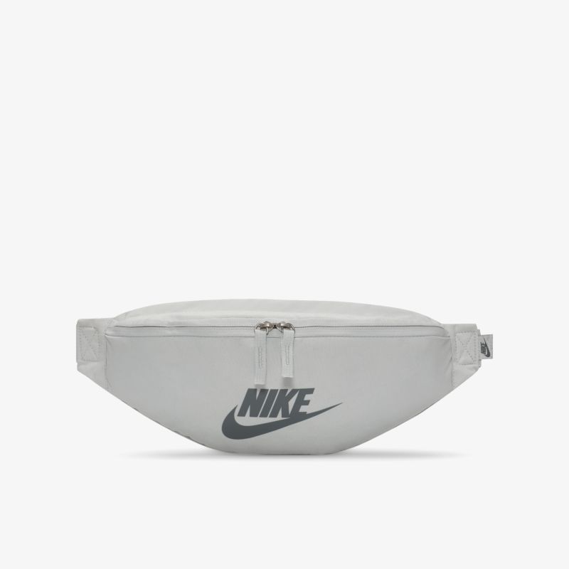 Stilvolle Nike Gürteltasche in Grau mit praktischem Reißverschluss und markantem Logo-Design.