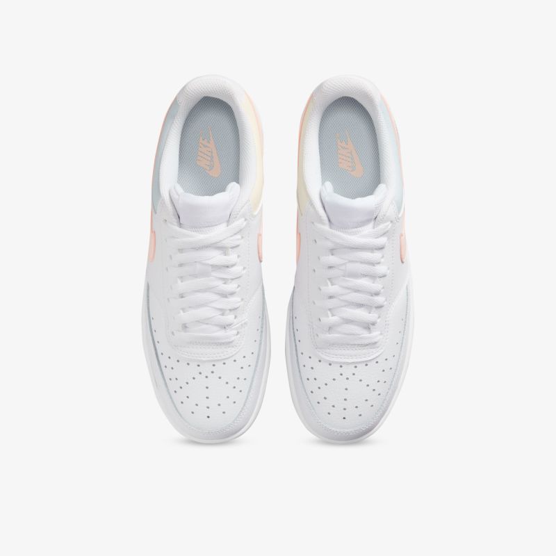 Stylishe weiße Sneaker mit komfortabler Passform und atmungsaktiven Materialien von oben