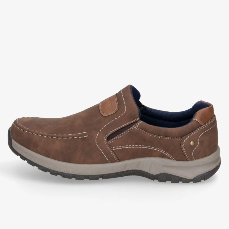 Robuster brauner Slipper mit rutschfester Sohle und komfortabler, flexibler Passform in klarer Seitenansicht