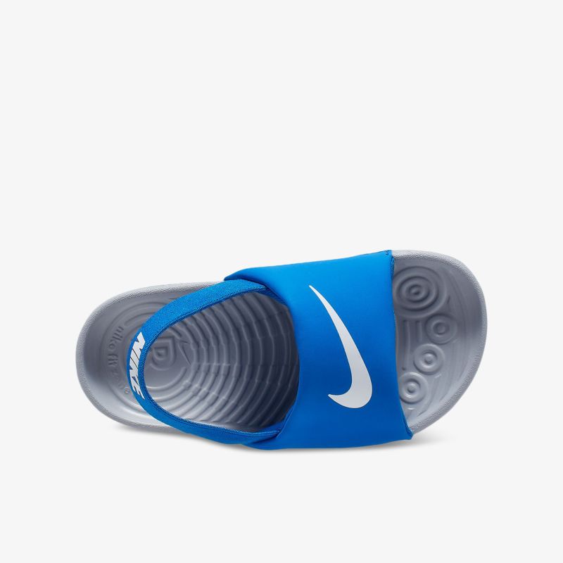 Blaue, sportliche Sandale mit bequemer, rutschfester Sohle und markantem Design von oben betrachtet.