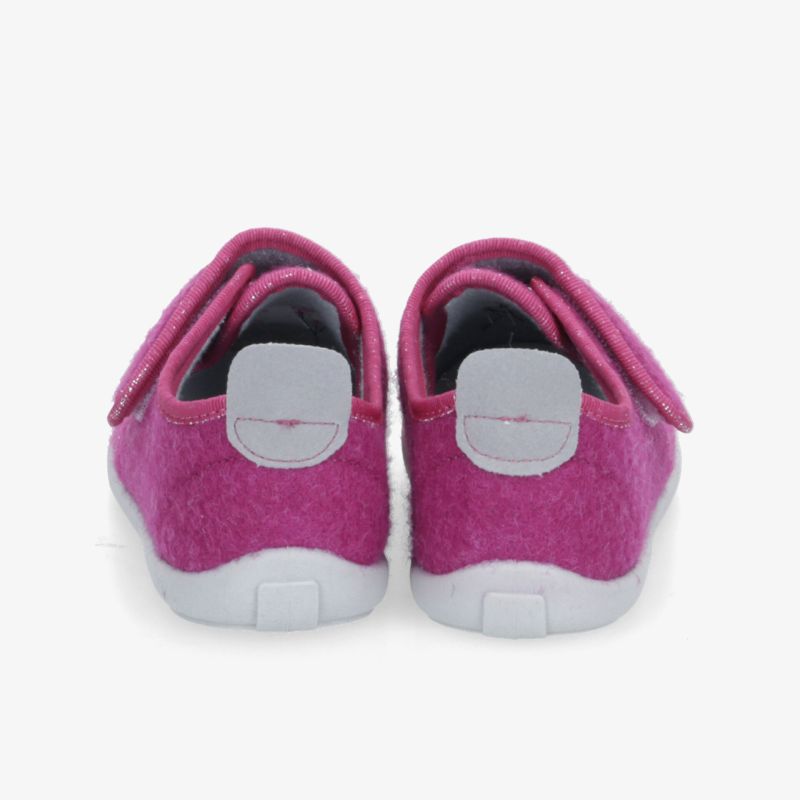 Fuchsiafarbene Schuhe mit Klettverschluss, ideal für optimalen Tragekomfort und rutschfeste Sohle im Alltag.