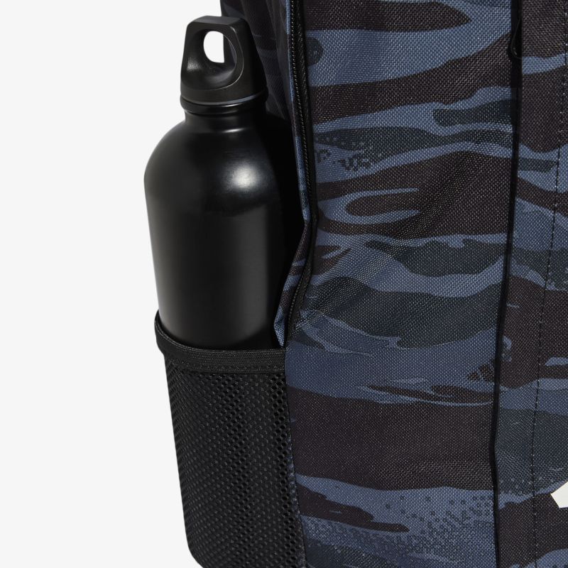 Robuste schwarze Trinkflasche in seitlicher Netztasche eines Rucksacks, leichter Zugriff und sicherer Halt