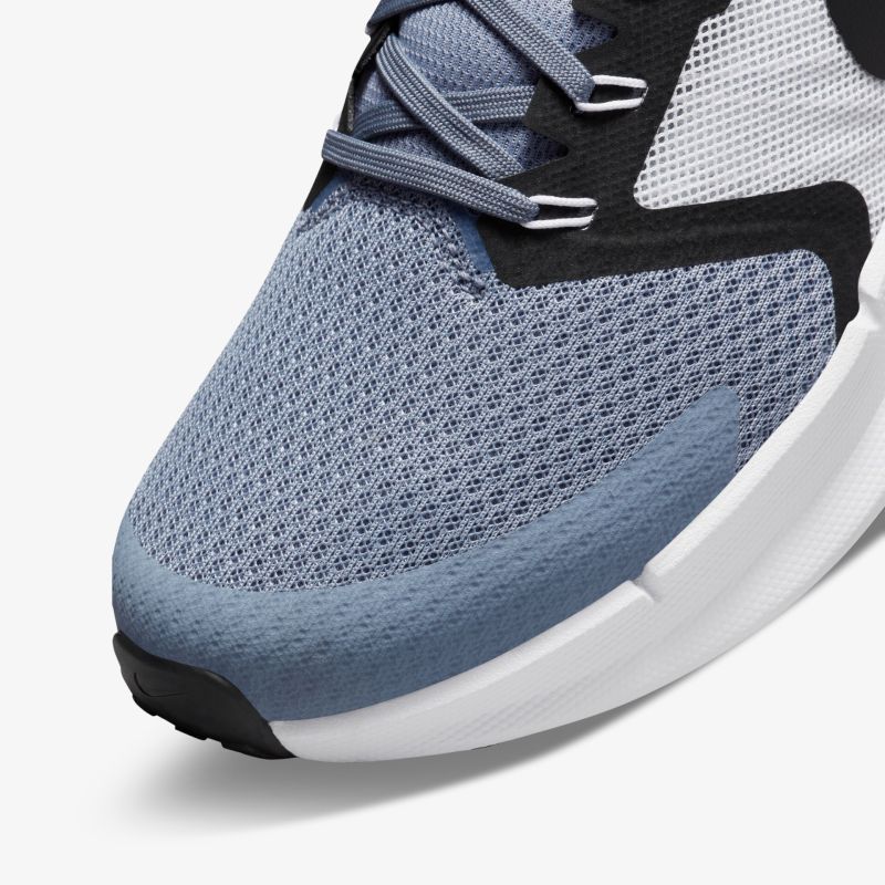 Detailaufnahme eines modernen Sportschuhs mit atmungsaktivem Mesh-Obermaterial in Blau und Weiß.