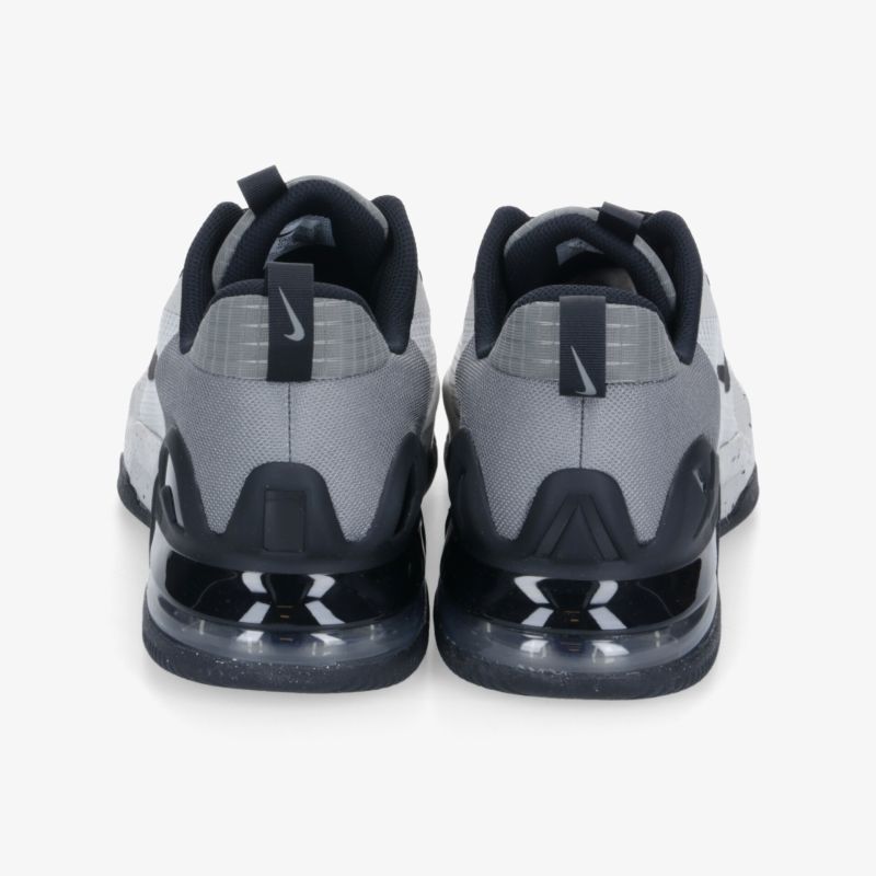 Moderne Sportschuhe Rückansicht mit robuster dämpfender Sohle und gepolstertem Komfort