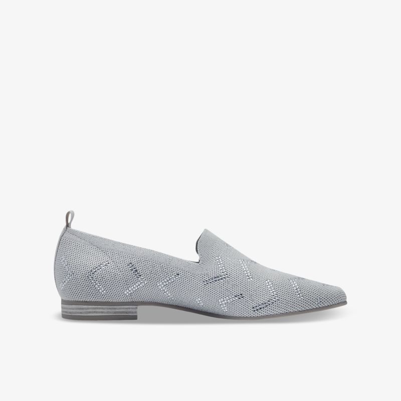 Seitliche Ansicht eines grauen, leichten und komfortablen Slip-On Schuhs mit flachem Absatz und eleganter Optik