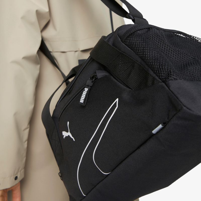 Stylische schwarze Umhängetasche mit praktischem Fach und Markenlogo, ideal für unterwegs.