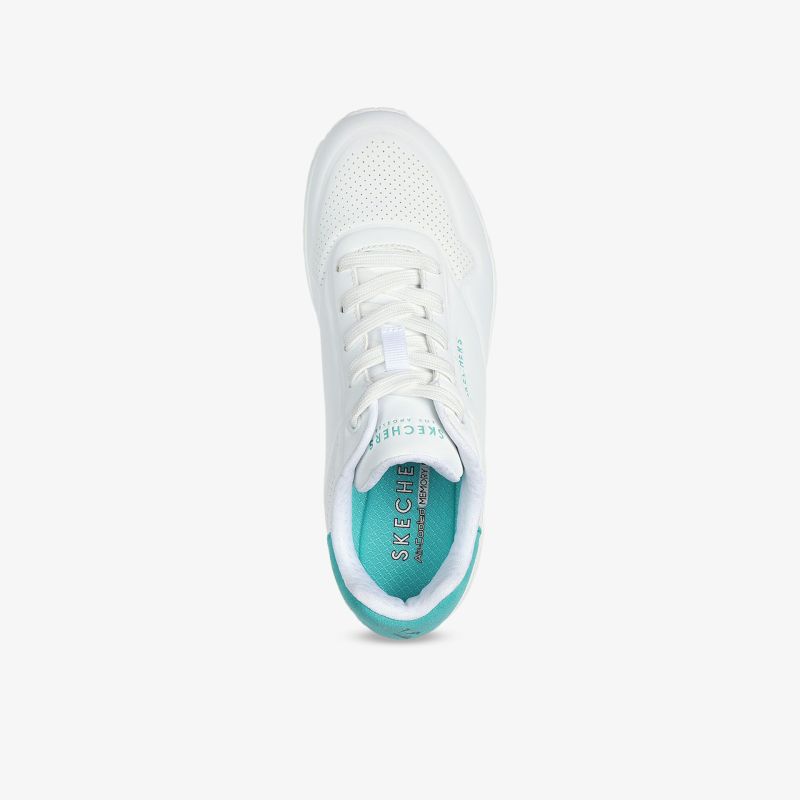 Moderner weißer Sneaker mit atmungsaktivem Material und bequemer Passform, leichte und sportliche Optik