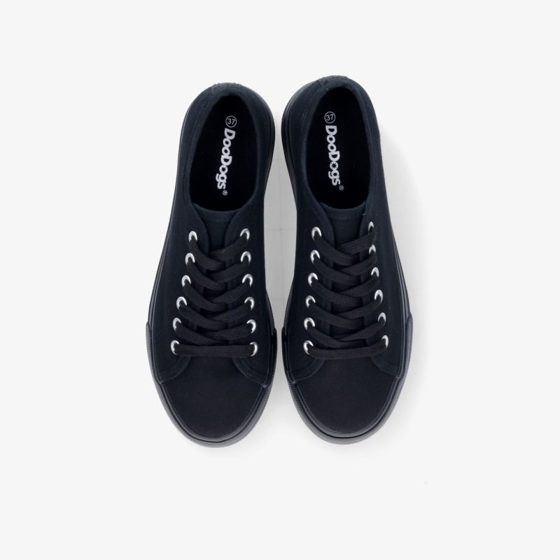 Klassische schwarze Sneaker mit Schnürdesign, ideal für Alltag und Freizeit. Komfortabel und modisch.