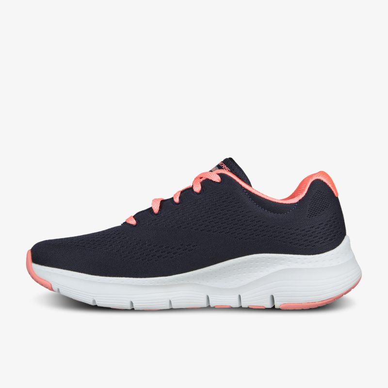 Moderner schwarzer Sneaker mit weißer Sohle und pinken Akzenten, ideal für sportliche Aktivitäten.