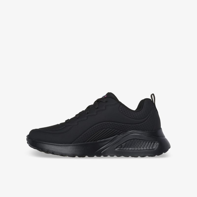 Schwarzer Sneaker mit sportlichem Design, leichter Aufbau und rutschfester Sohle in klarer Seitenansicht