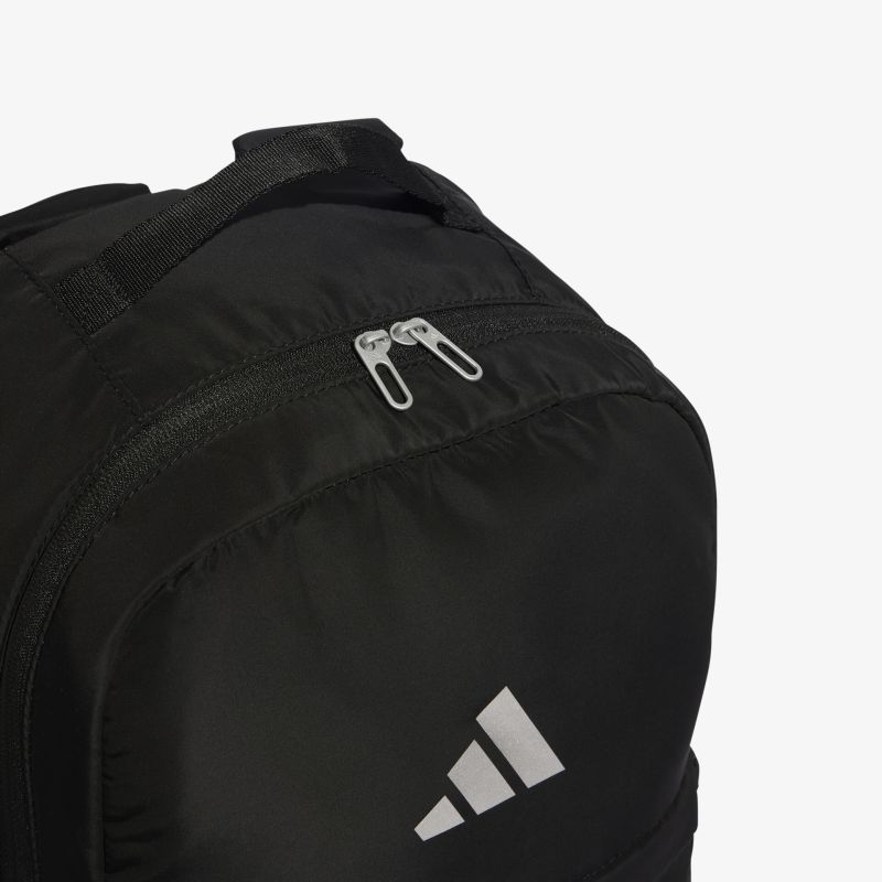 Schwarzer Rucksack mit stabilem Reißverschluss und modernem, robustem Design in Nahaufnahme