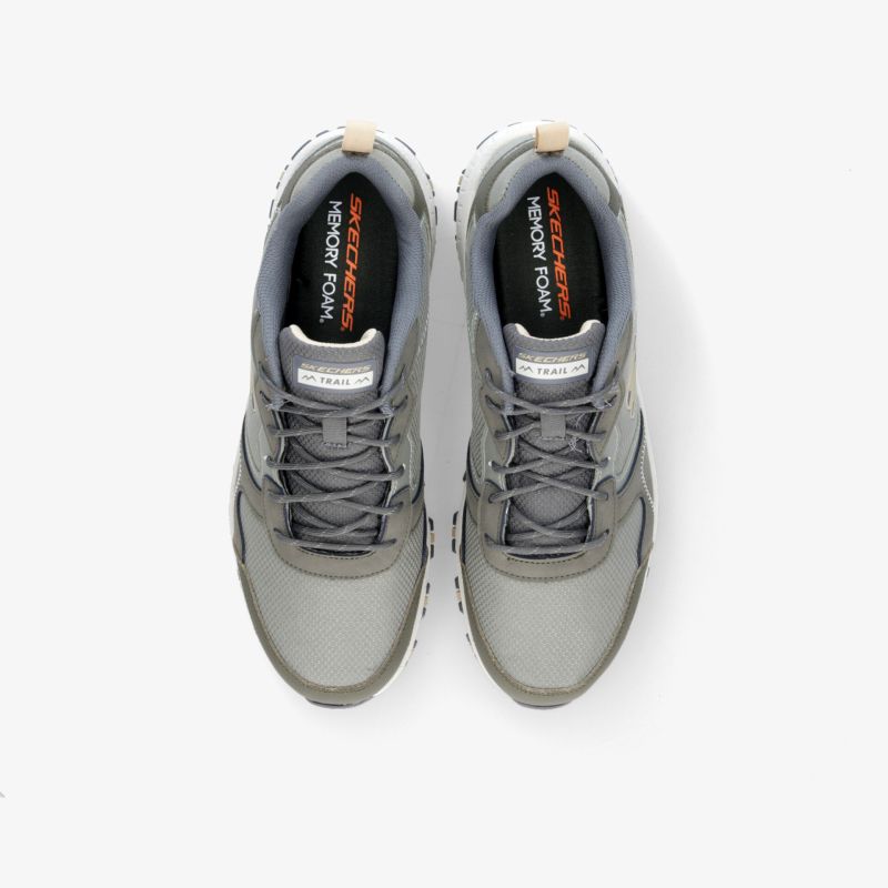 Graue Sneaker aus der Vogelperspektive, ideal für Sport und Freizeit.