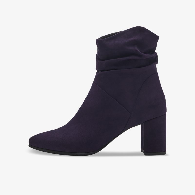 Elegante violette Stiefelette mit hohem Blockabsatz und geschmeidigem Stoff für stilvollen Komfort.