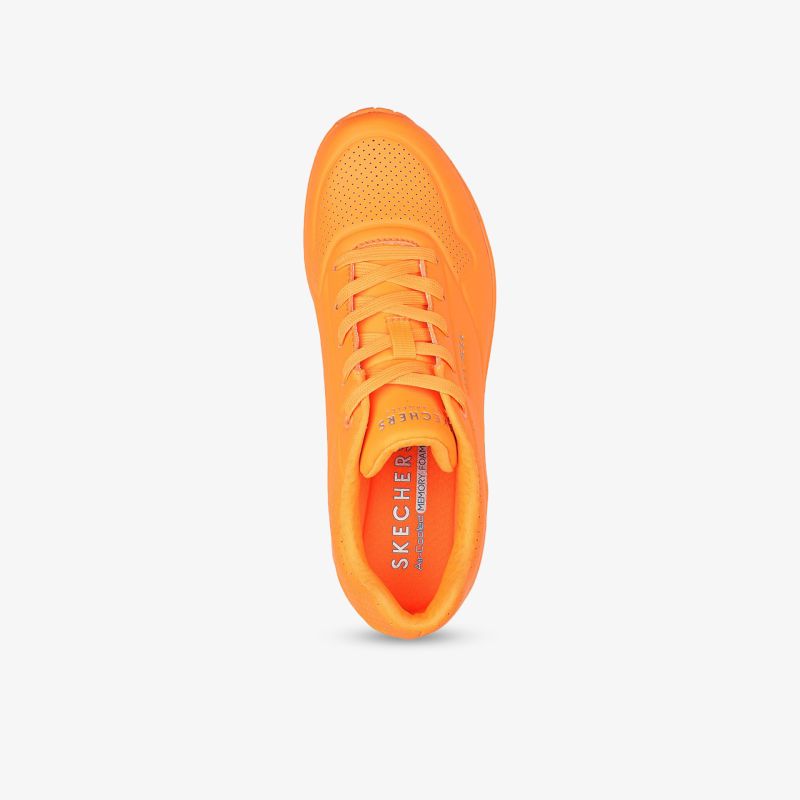 Moderner, leichter Sneaker in kräftigem Orange mit atmungsaktivem Obermaterial und flexibler Schnürung, Draufsicht