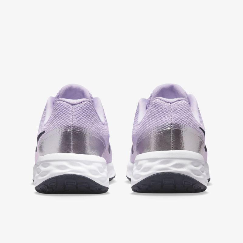 Rückansicht von modernen Sportschuhen mit gepolsterter Sohle und atmungsaktivem Design