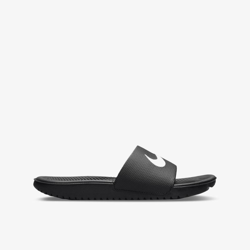 Schwarze bequeme Slide-Sandale mit rutschfester Sohle und gepolstertem Riemen in seitlicher Ansicht