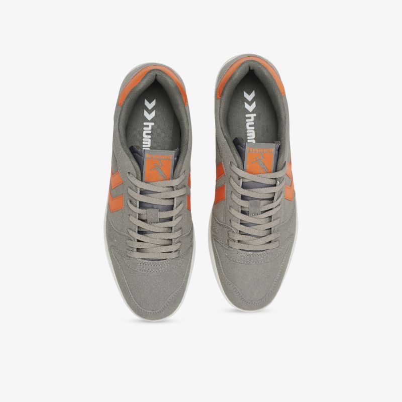 Graue Sneaker mit orangefarbenen Akzenten, geeignet für sportliche und modische Anlässe.