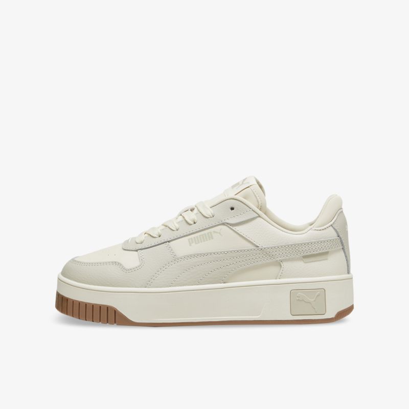 Moderner weißer Sneaker mit dicker robuster Sohle und gepolstertem Kragen, bequem und modisch