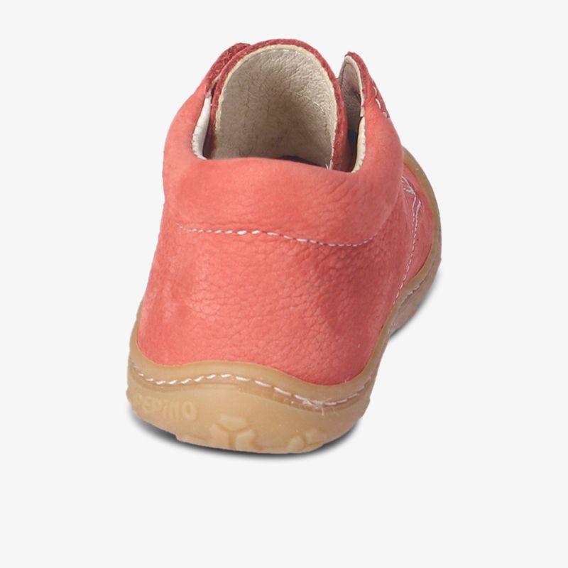 Bequemer roter Lederschuh mit rutschfester Sohle für sicheren Halt und angenehmes Tragegefühl.