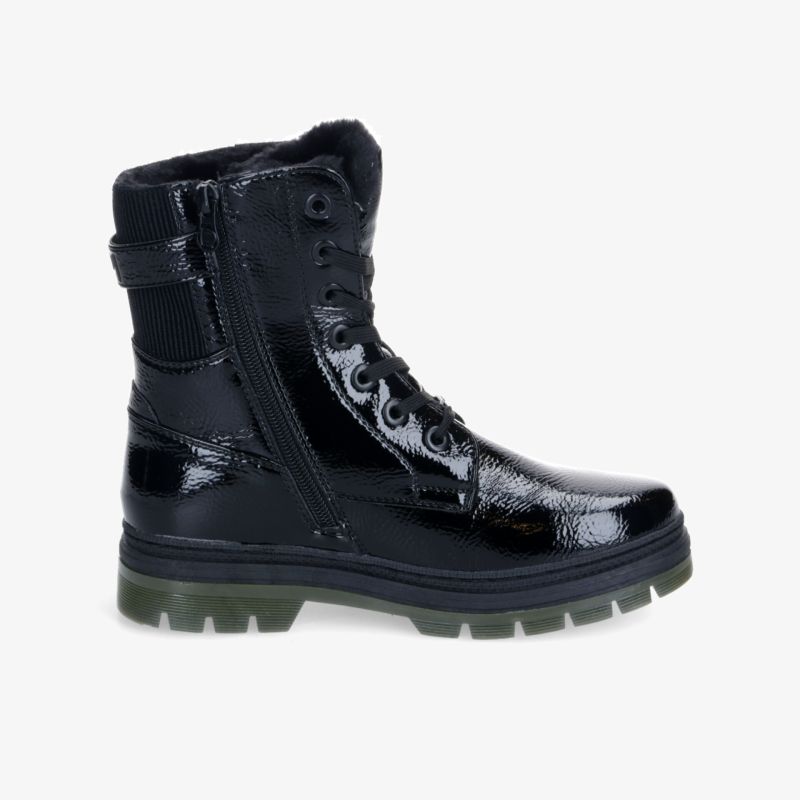 Schwarzer Lacklederstiefel mit robustem Sohlenprofil, hohem Schaft und praktischem Reißverschluss für einfachen Einstieg