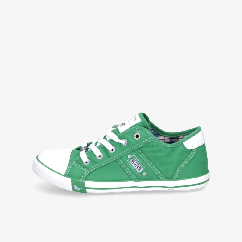 Sportlicher grüner Sneaker mit weißen Schnürsenkeln und leichter flexibler Sohle in klarer Seitenansicht