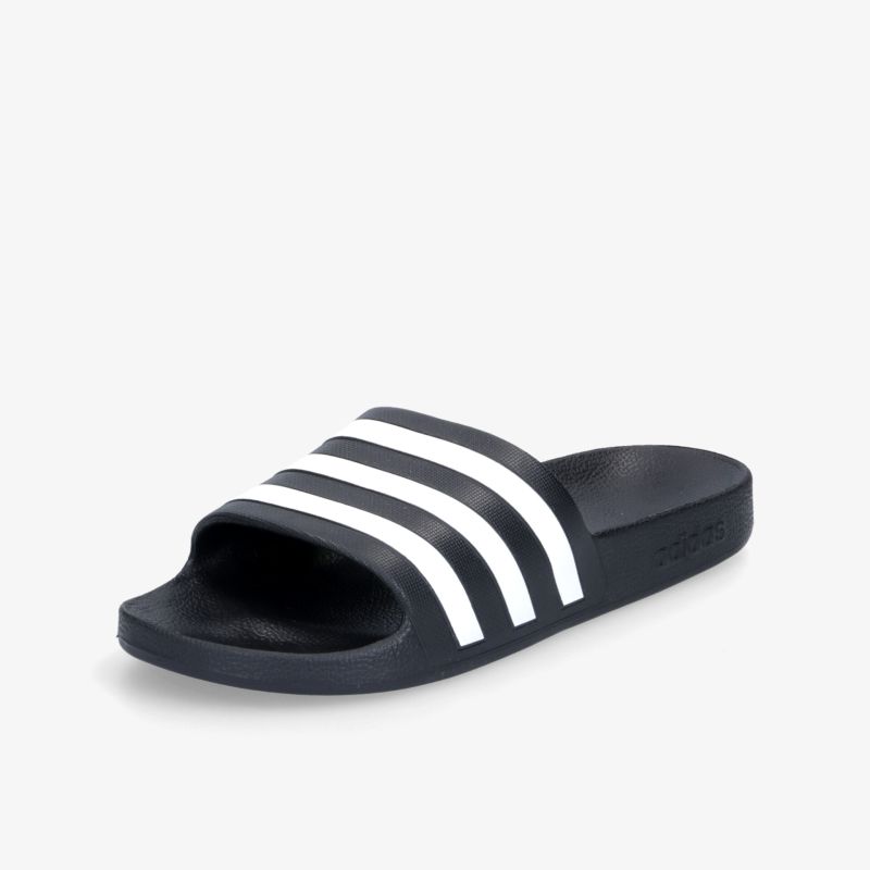 Bequeme Badeschlappen mit markanten Streifen für optimalen Halt und Stil.
