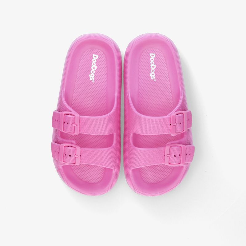 Bequeme pinke Sandalen mit doppelten Schnallen und rutschfesten Sohlen für optimalen Tragekomfort und Stil.
