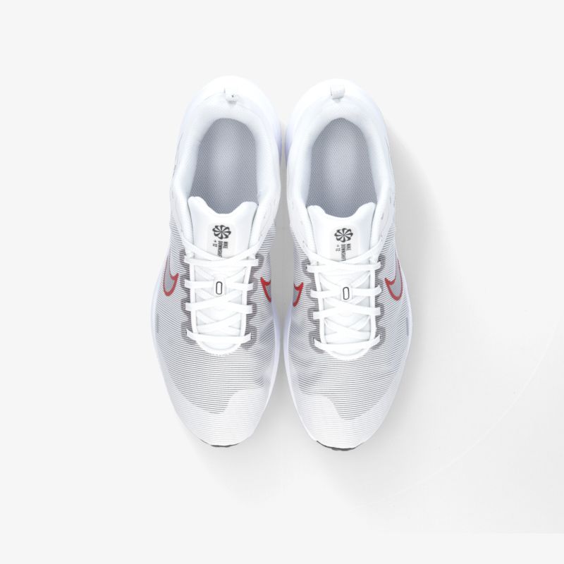 Weiße Turnschuhe mit rotem Akzent, ideal für sportliche Aktivitäten und täglichen Komfort