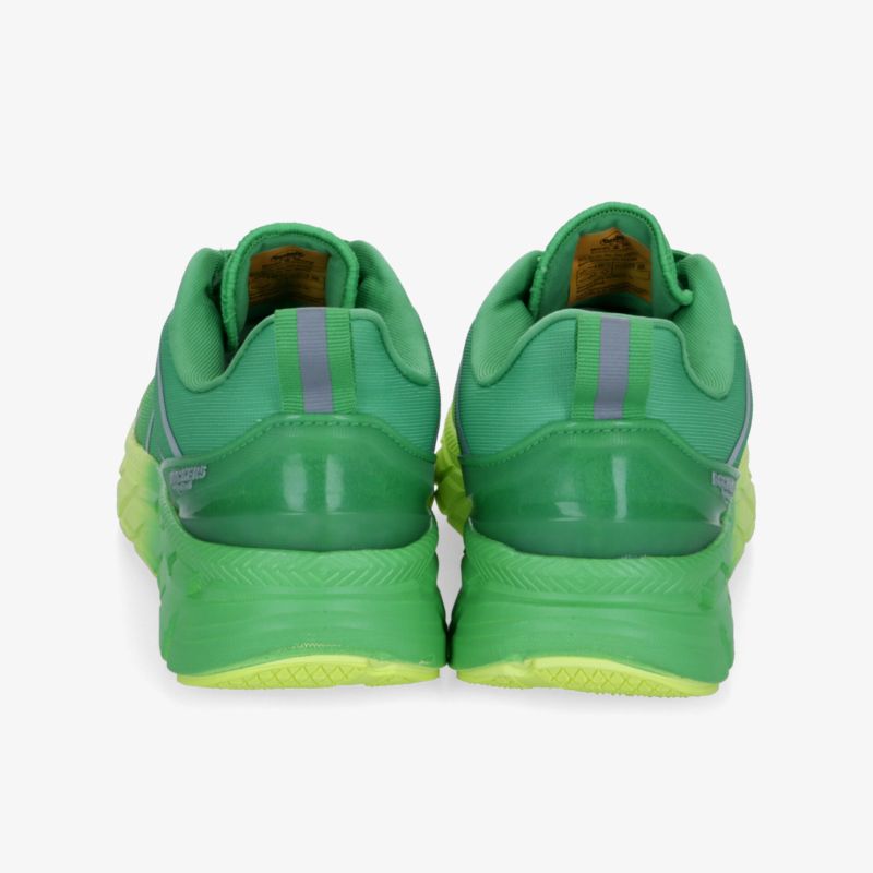 Modernes grünes Sportschuhpaar mit gepolsterter Ferse und ergonomischer, federnder Sohle, von hinten sichtbar