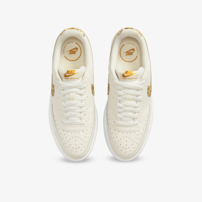 Weißes Sneaker-Paar mit goldenen Details und perforiertem Obermaterial für stilvollen und bequemen Tragekomfort