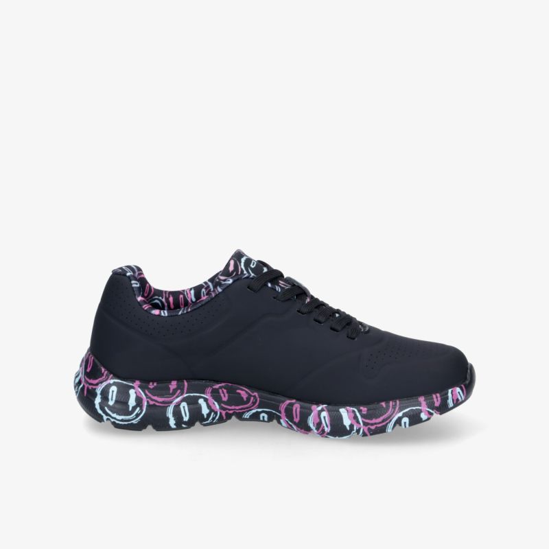 Leichter, komfortabler sportlicher Schuh mit atmungsaktivem Material und moderner, rutschfester Sohle, seitliche Ansicht