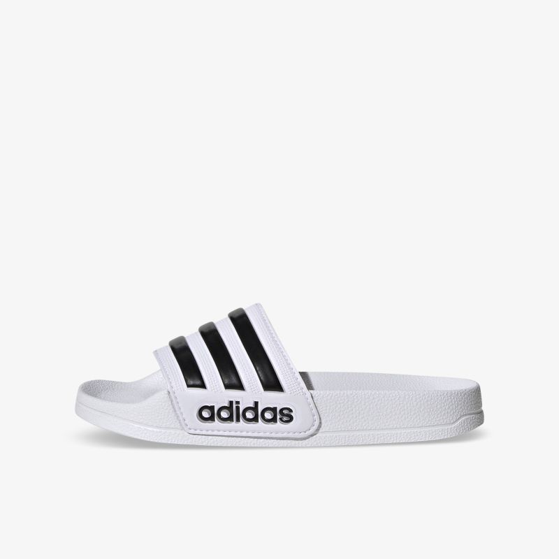 Elegante Adidas Badesandale mit weißem Design, kontrastierenden schwarzen Streifen und bequemem Fußbett