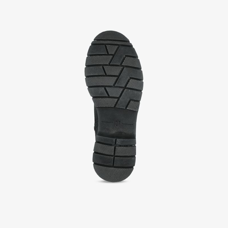 Schuhsohle mit tiefem, rutschfestem Profil für optimalen Halt und hohe Strapazierfähigkeit
