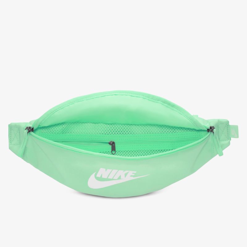 leichte grüne Gürteltasche mit verstellbarem Riemen und Nike Logo, sportlich und praktisch