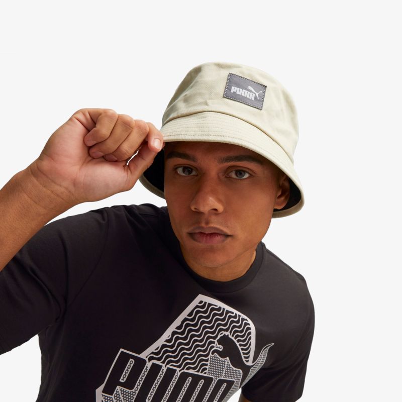 Stylischer Bucket Hat mit auffälligem Logo-Design für einen urbanen Look.