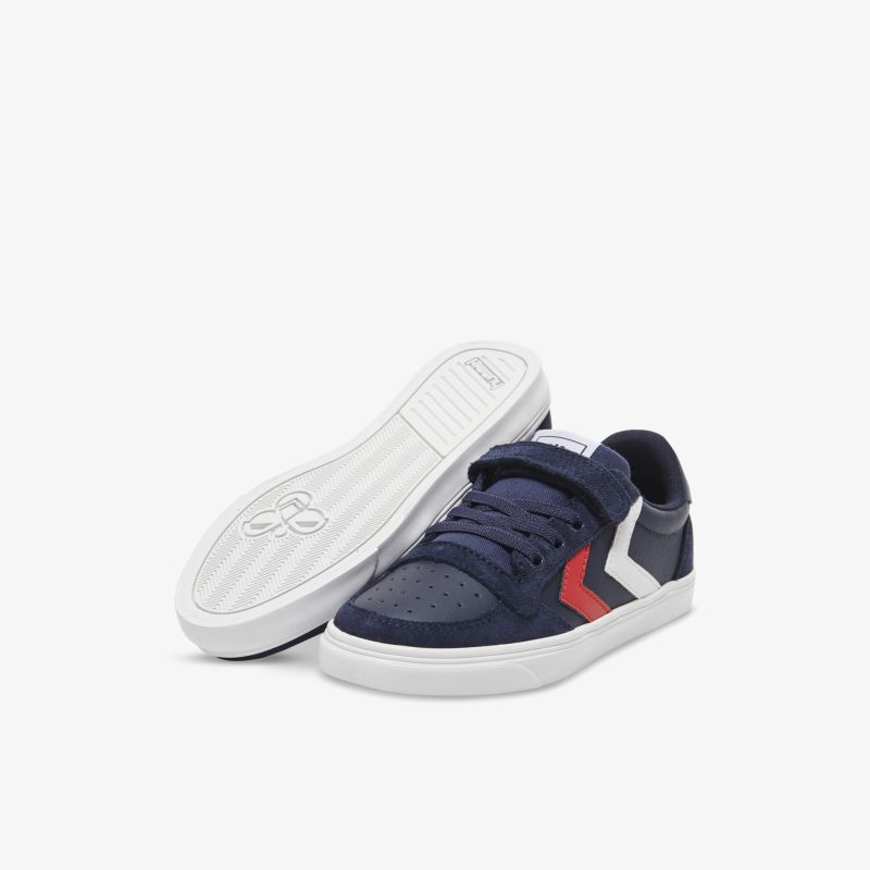 Bequeme, blaue Sneakers mit rotem Detail und weißer Sohle. Perfekt für sportliche Aktivitäten und Freizeit.