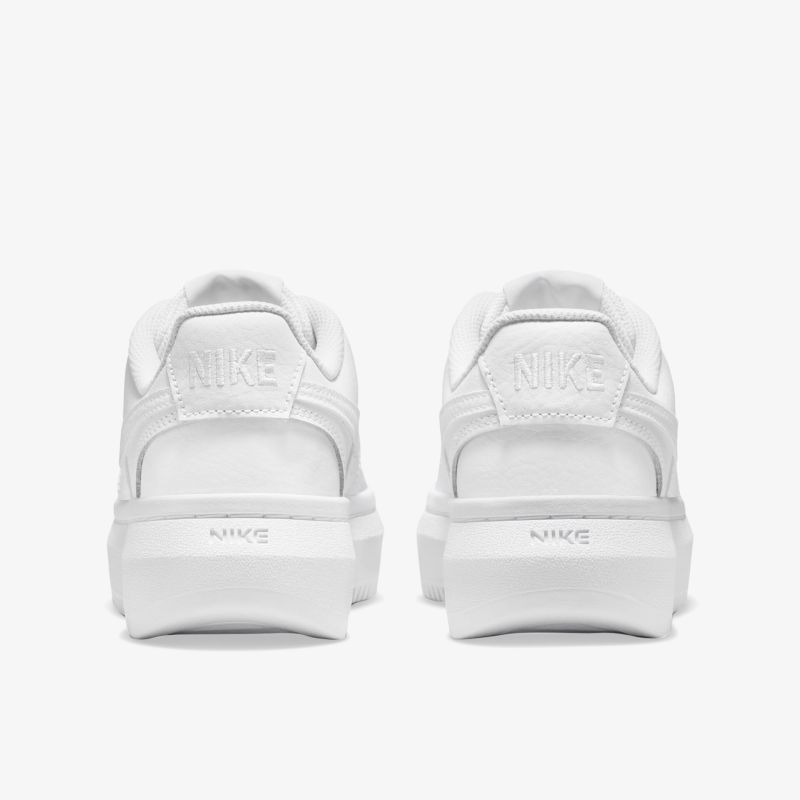 Elegante weiße Sneakers mit modernem Design und hohem Tragekomfort, ideal für stilvolle Outfits.