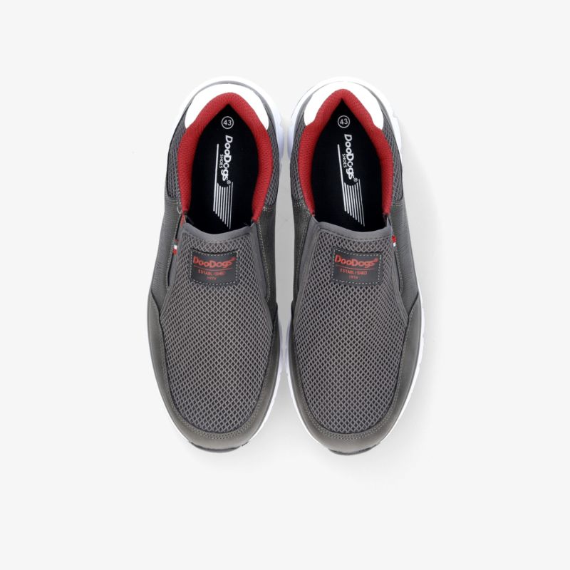 Modische graue Slip-On-Schuhe mit bequemer Passform und rotem Akzent für einen sportlichen Look.