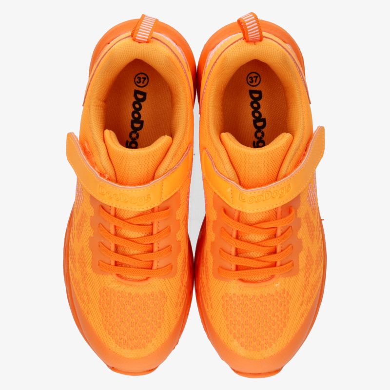 Leuchtend orangefarbene Sneaker im Paar mit komfortablem Design und rutschfester Sohle, Draufsicht