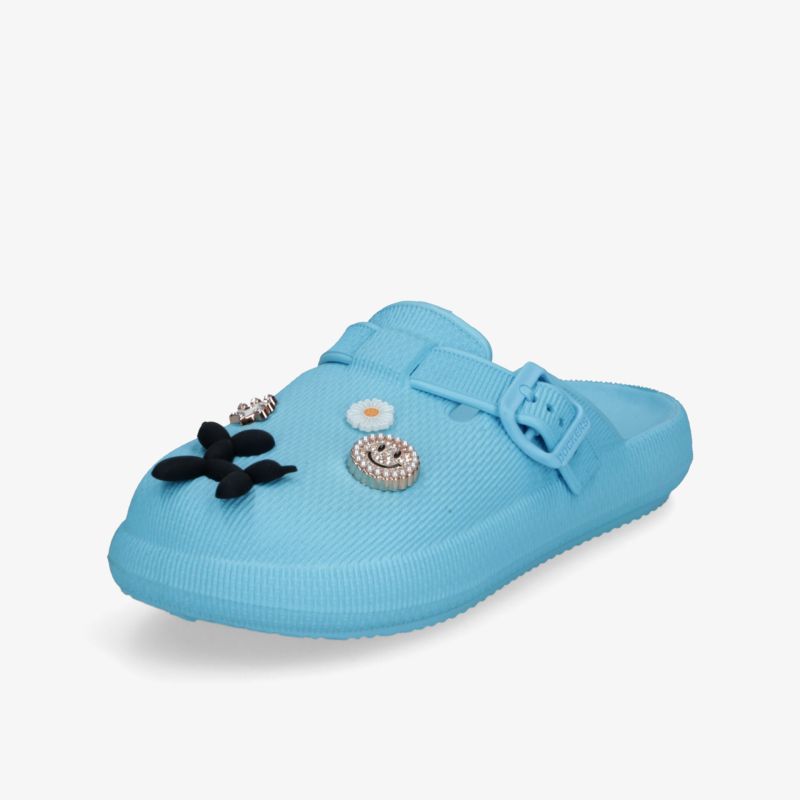 Blauer bequemer Schlupfclog mit verstellbarem Riemen und dekorativen Elementen aus weichem, atmungsaktivem Material