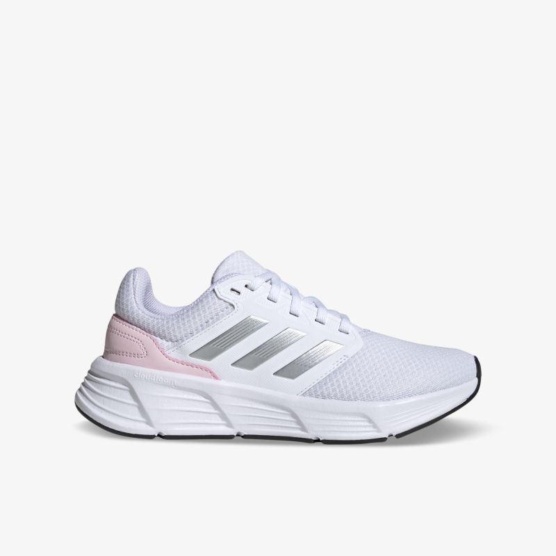 Moderner Sneaker mit weicher Dämpfung und atmungsaktivem Design in Weiß mit rosa Akzenten. Perfekt für Alltag und Sport.