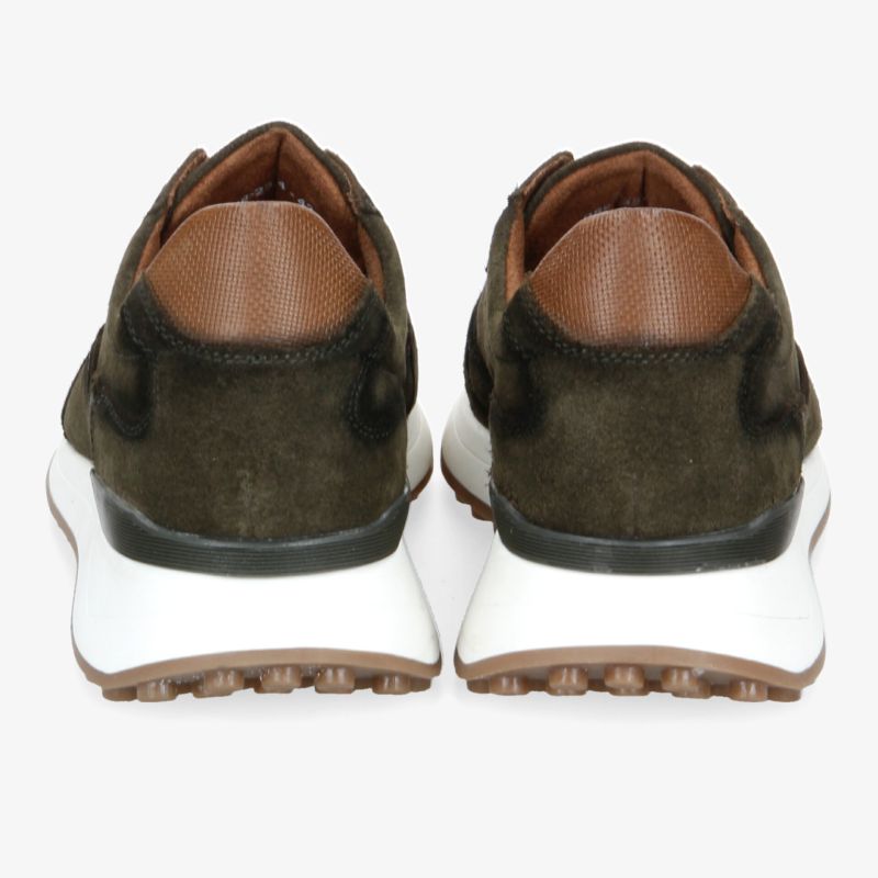 Rückansicht von Wildleder-Sneakers mit robuster Gummi-Sohle.