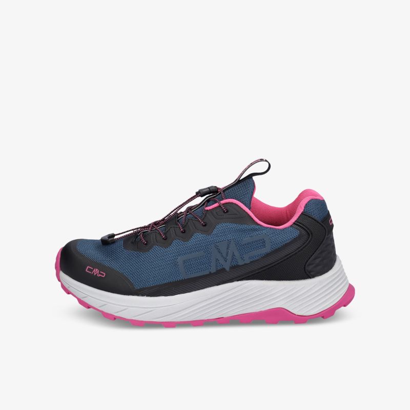 Sportlicher blauer Schuh mit pinken Akzenten und rutschfester Sohle. Leichtes und bequemes Design für vielseitigen Einsatz.