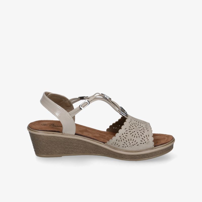 Bequeme Sandalette mit Keilabsatz, verstellbarem Riemen und dekorativem Muster in Beige, seitliche Ansicht