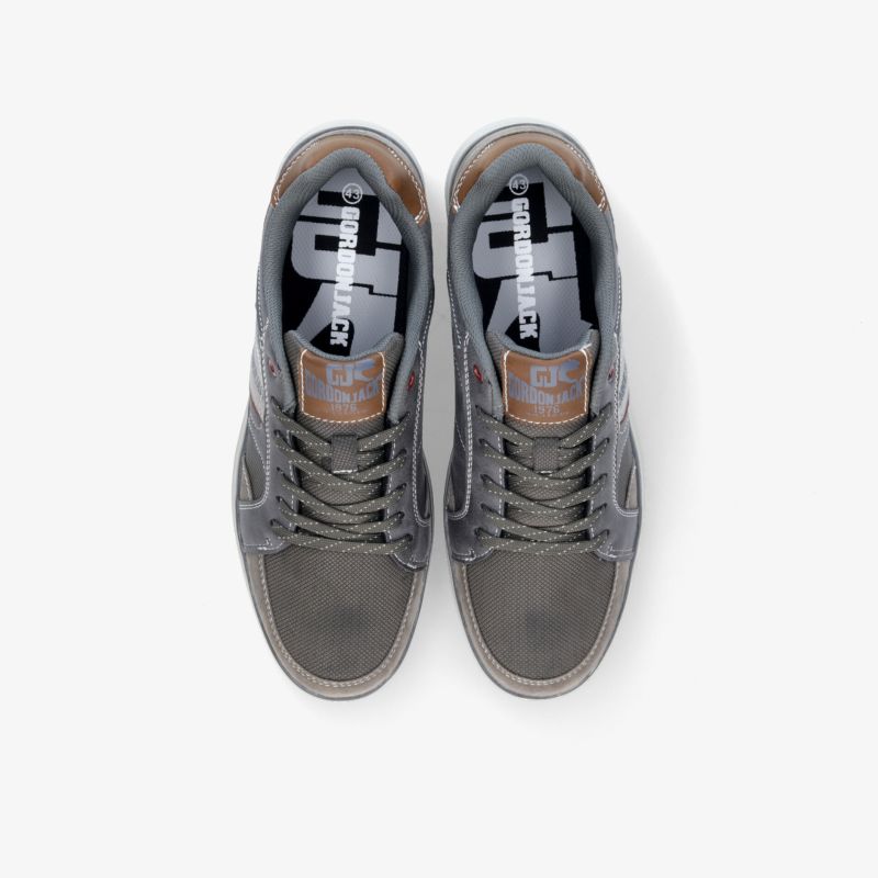 Graue Sneaker mit robustem Design und komfortabler Passform für stilbewusste und aktive Menschen.