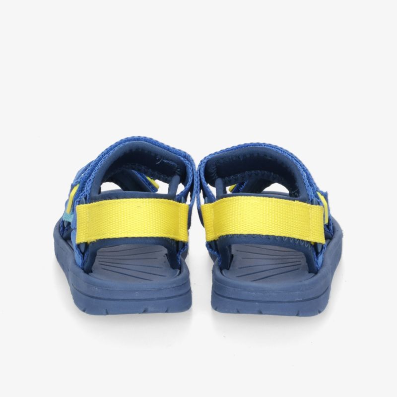 Bequeme Sandalen mit verstellbaren Riemen in Blau und Gelb von hinten betrachtet.