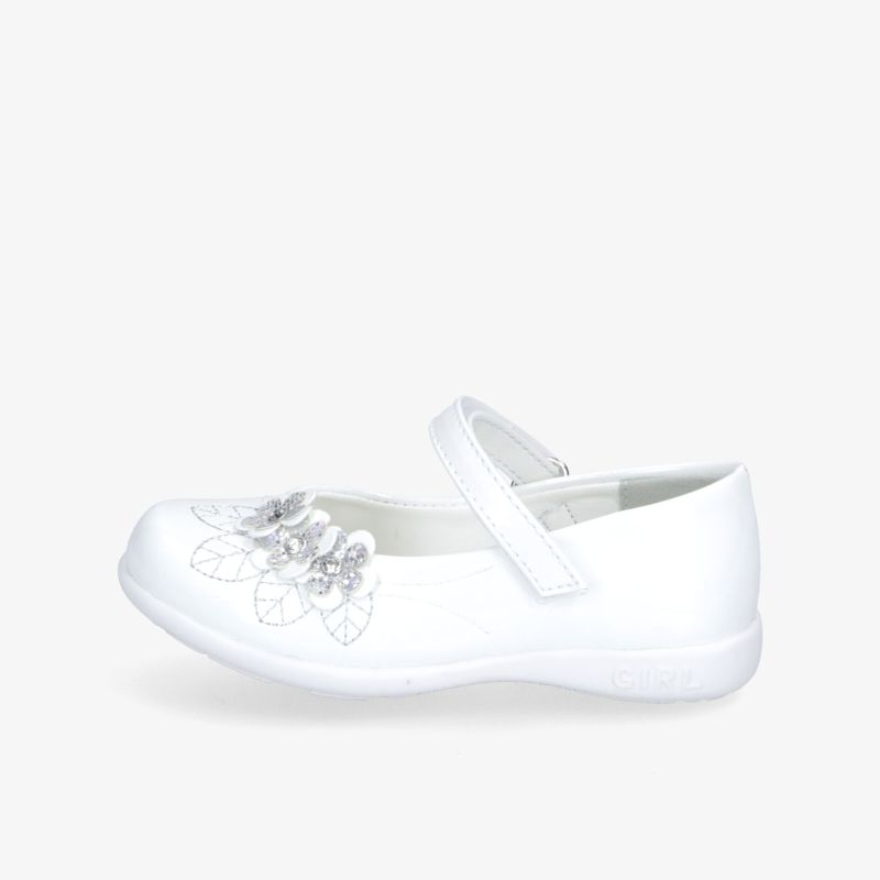 Eleganter weißer Schuh mit Blumenmuster und praktischem Klettverschluss für Komfort und Stil.