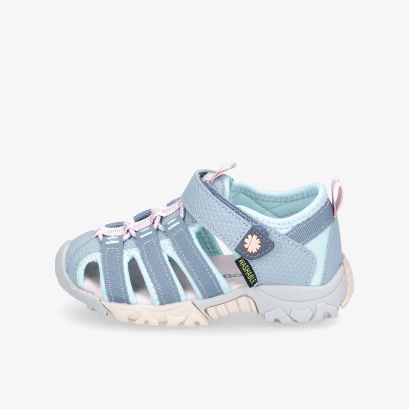 Blauer Sandalenschuh mit robustem Design und flexibler Sohle. Ideal für aktives Spielen im Freien.
